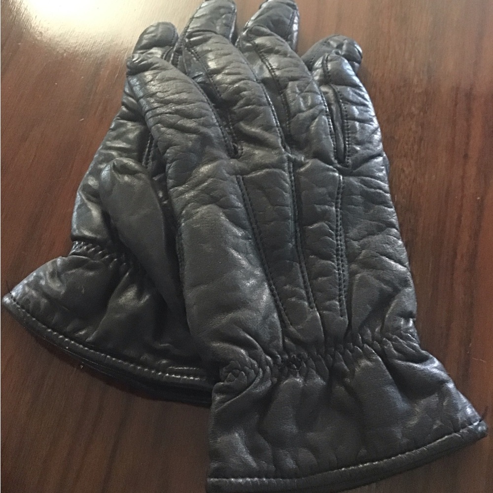 Men’s black leather gloves, lined with fabric